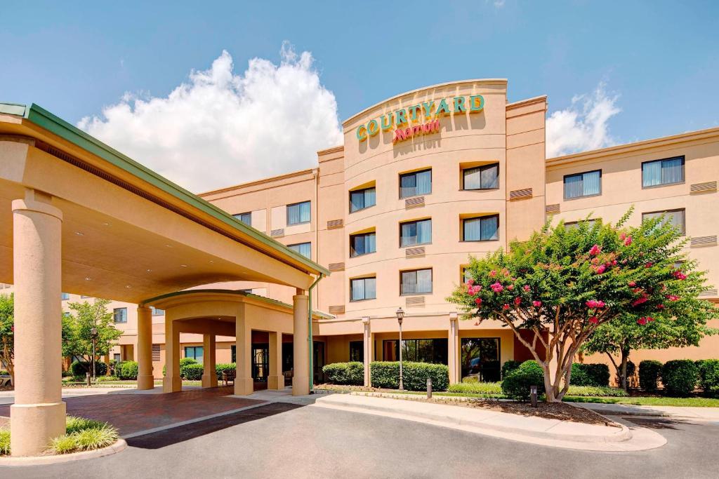 een weergave van de voorkant van een hotel bij Courtyard by Marriott Roanoke Airport in Roanoke