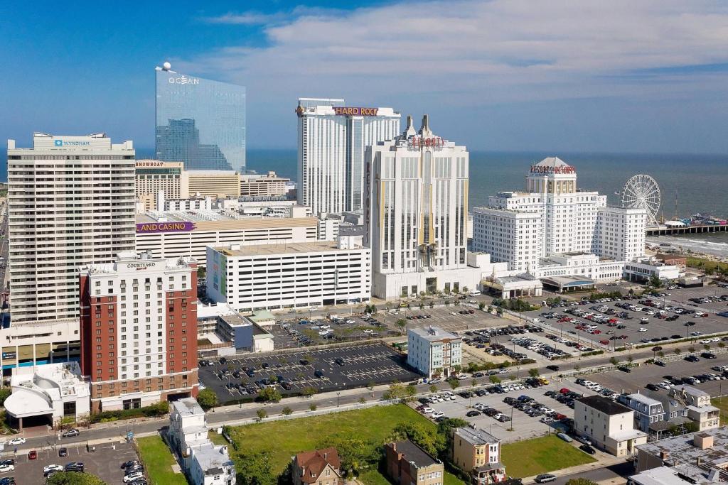 une vue aérienne sur une ville avec de grands bâtiments dans l'établissement Courtyard by Marriott Atlantic City Beach Block, à Atlantic City