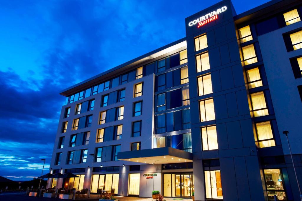 Courtyard by Marriott Aberdeen Airport في دايس: مبنى مكتب مع أضواء في الليل