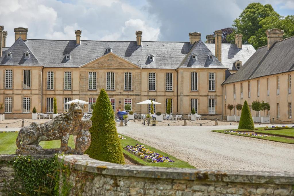 pomnik psa przed dużym budynkiem w obiekcie Chateau d'Audrieu w mieście Audrieu