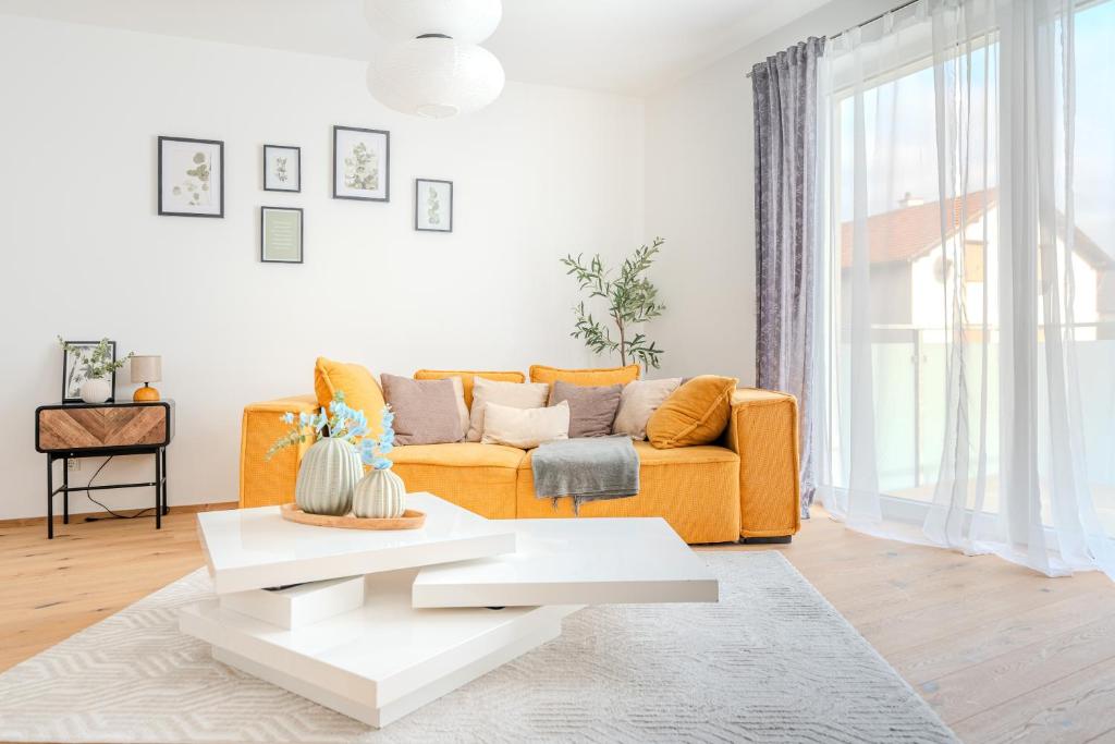 - un salon avec un canapé et une table dans l'établissement Gneixendorf Exclusive Apartments, à Krems an der Donau