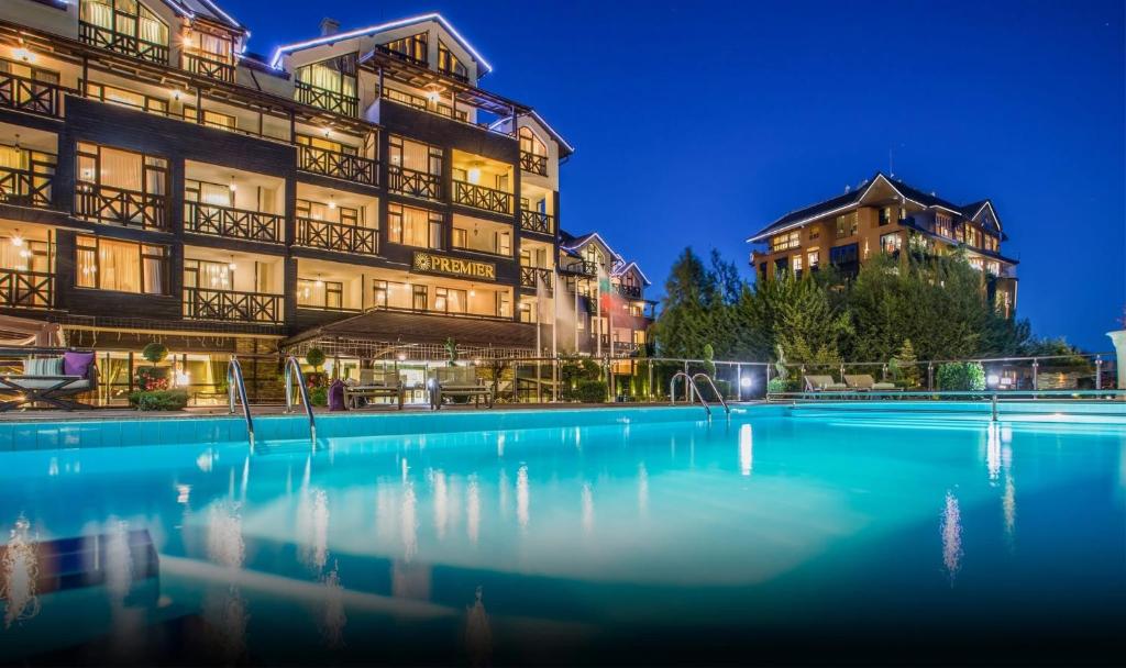 un hotel con piscina di notte di Premier Luxury Mountain Resort a Bansko