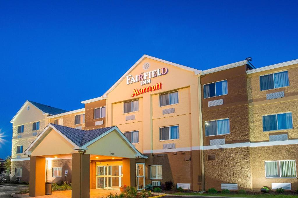 un hotel con un cartel en la parte delantera en Fairfield Inn & Suites Chicago Tinley Park, en Tinley Park