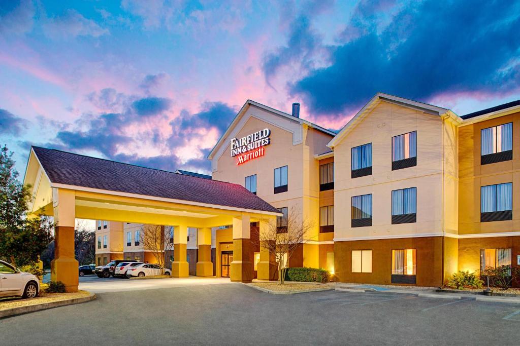 Fairfield Inn & Suites by Marriott Lafayette South في لافاييت: فندق امامه موقف سيارات