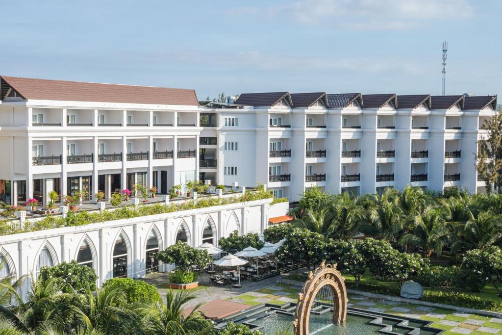 - une vue sur l'extérieur d'un hôtel avec des palmiers dans l'établissement Muine Bay Resort, à Mui Ne