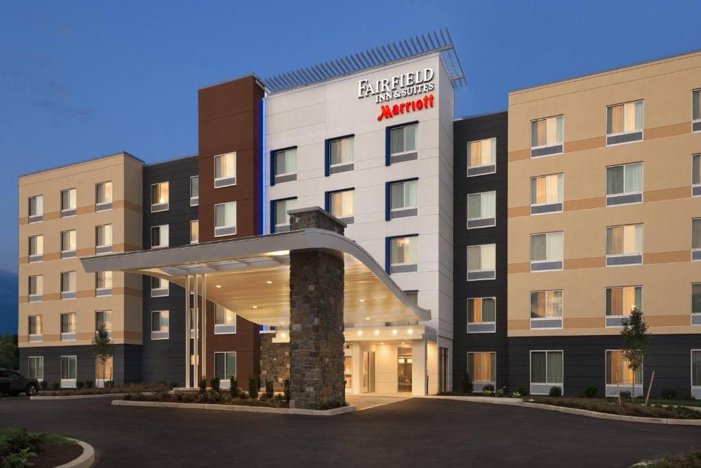 una representación del exterior de un hotel en Fairfield Inn & Suites by Marriott Lancaster East at The Outlets, en Lancaster