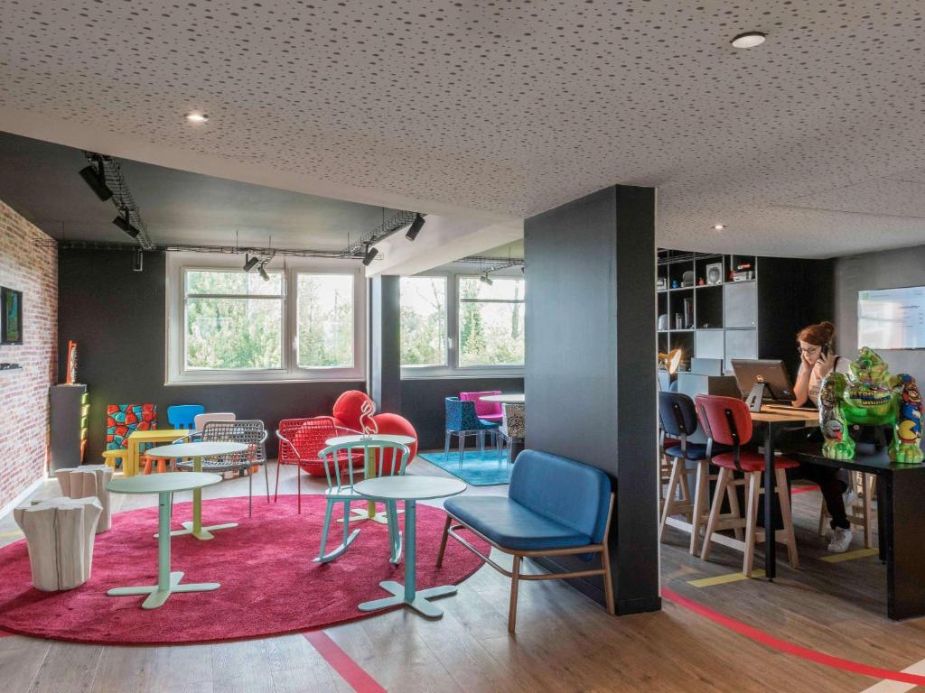 Area tempat duduk di ibis Styles Lyon Bron Eurexpo