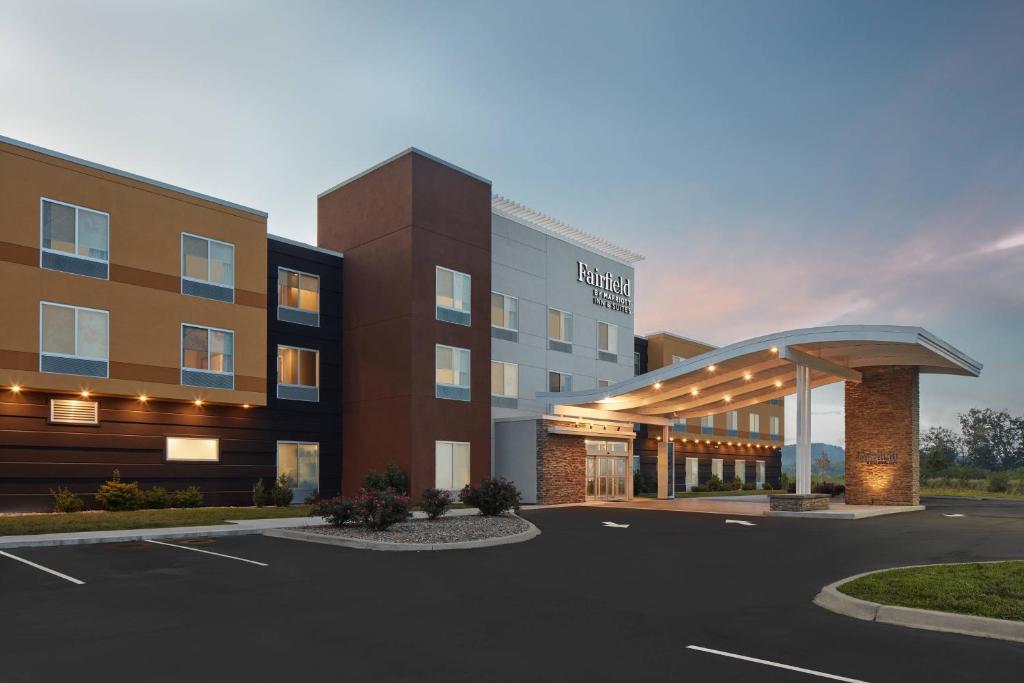 una rappresentazione della parte anteriore di un hotel con parcheggio di Fairfield Inn & Suites Louisville New Albany IN a New Albany