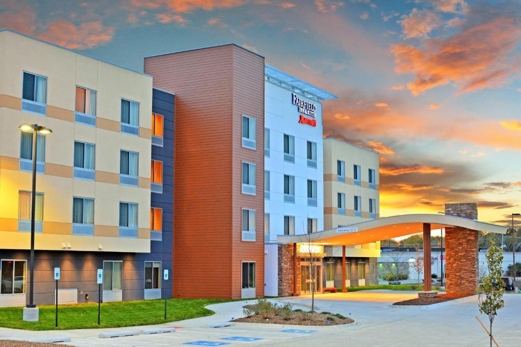 eine Darstellung eines Hotels mit Sonnenuntergang im Hintergrund in der Unterkunft Fairfield Inn & Suites by Marriott Omaha Northwest in Omaha