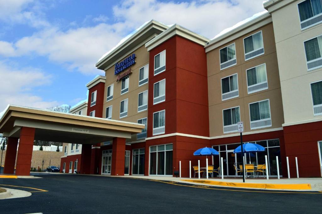 eine Darstellung der Vorderseite eines Hotels in der Unterkunft Fairfield Inn & Suites by Marriott Stafford Quantico in Stafford