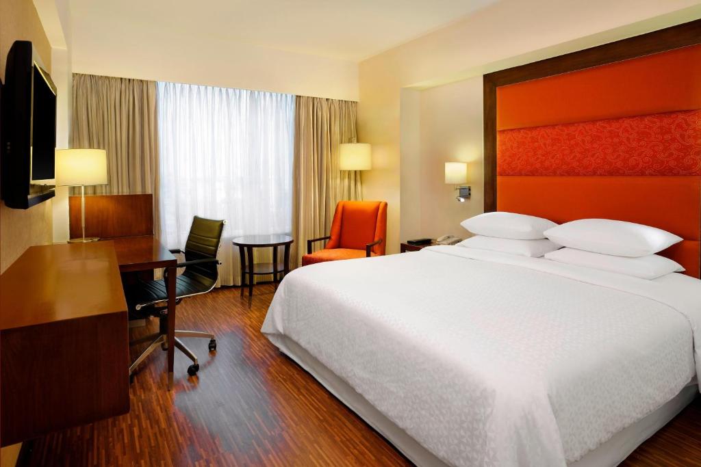 Tempat tidur dalam kamar di Four Points by Sheraton Ahmedabad