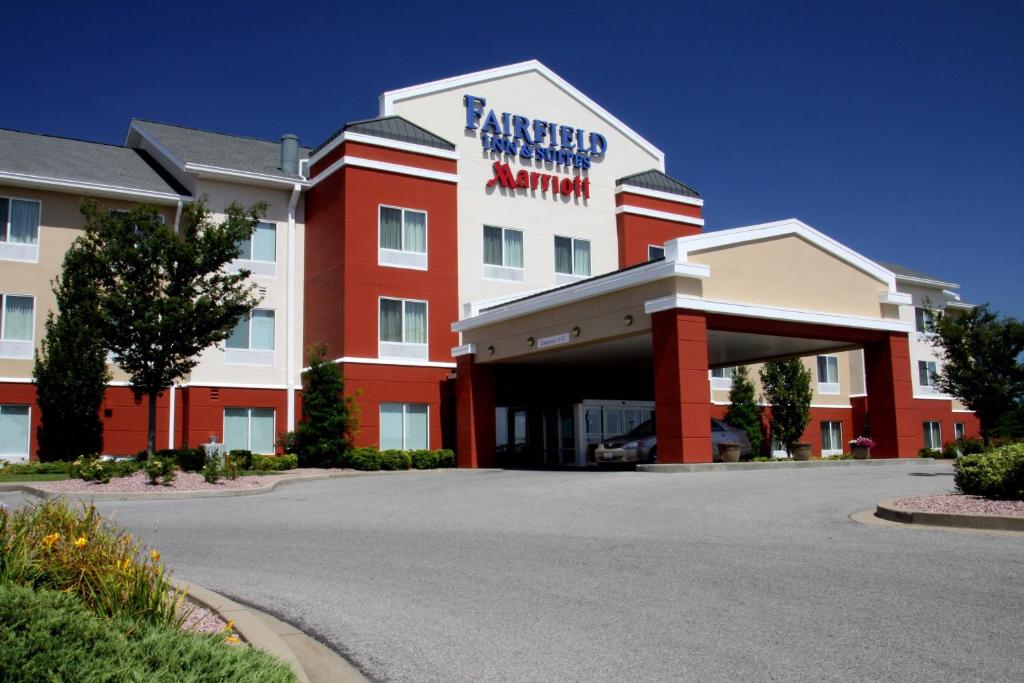 マリオンにあるFairfield Inn and Suites by Marriott Marionのホテルの正面に駐車場があります。