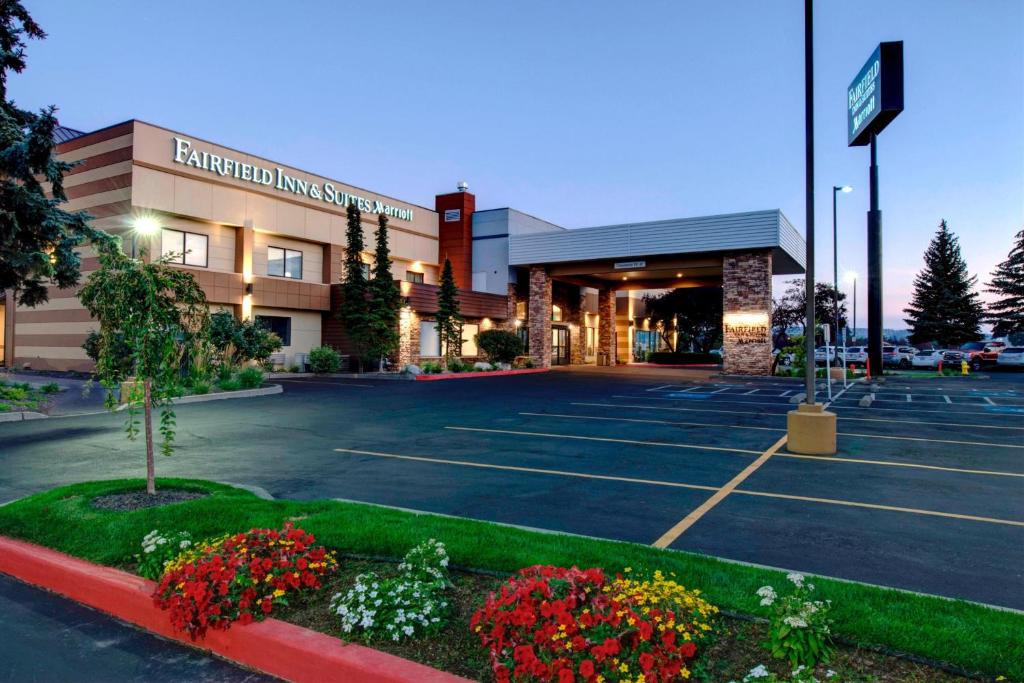 ein leerer Parkplatz vor einem Hotel in der Unterkunft Fairfield Inn & Suites by Marriott Spokane Valley in Spokane Valley