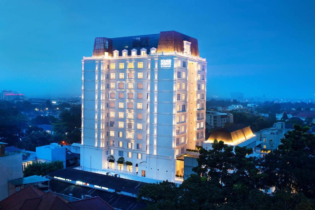 Un grand bâtiment blanc avec une horloge. dans l'établissement Four Points by Sheraton Bandung, à Bandung