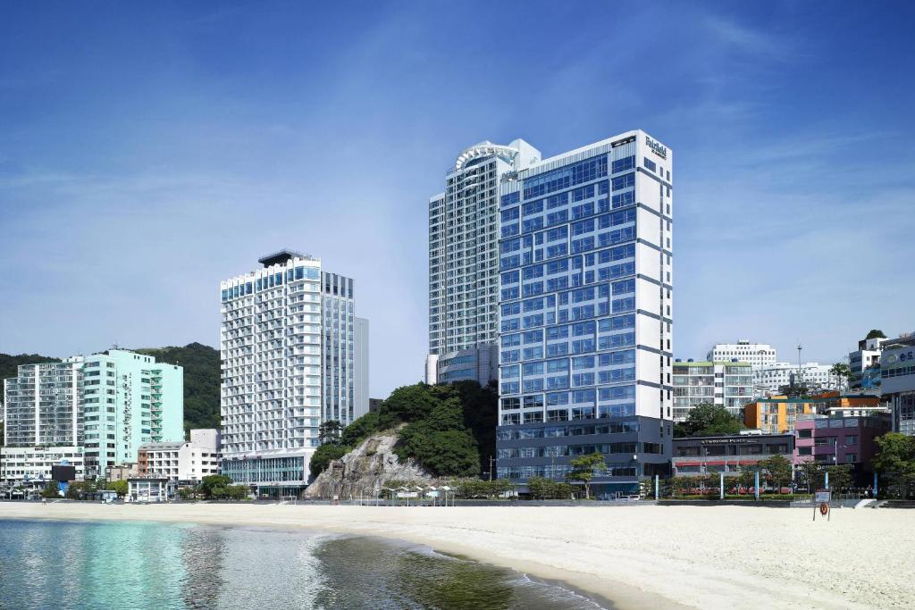 釜山にあるFairfield by Marriott Busan Songdo Beachの高層ビルとビーチのある街の景色