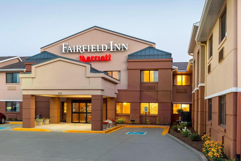 una representación de un edificio de la posada asistida en Fairfield Inn Muncie, en Muncie