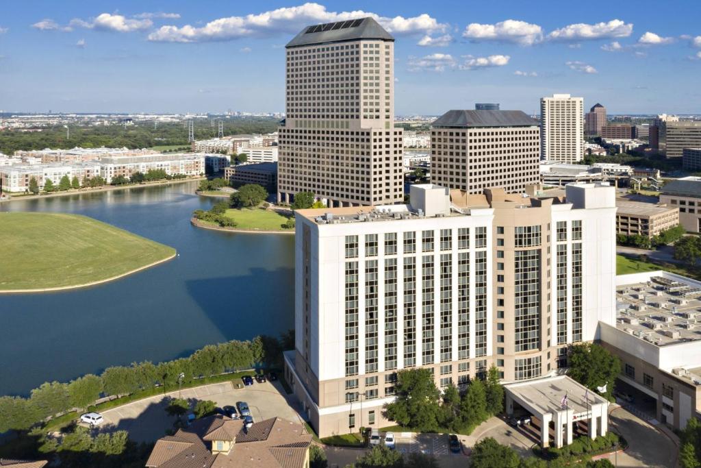 eine Luftansicht einer Stadt mit Fluss und Gebäuden in der Unterkunft Marriott Dallas Las Colinas in Irving