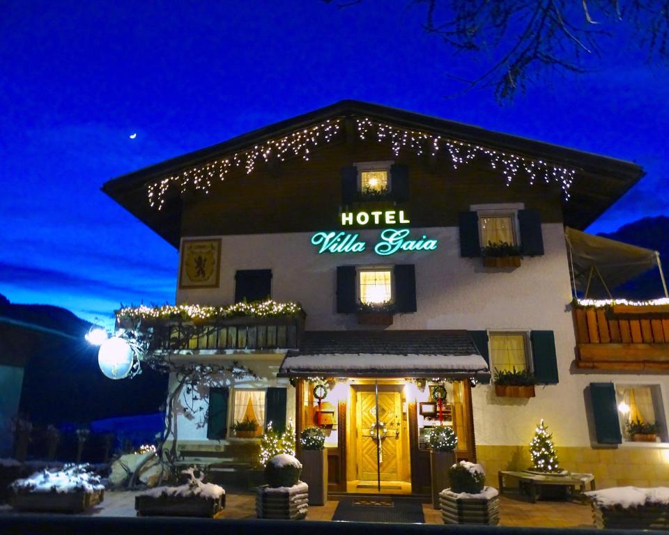 un hotel con un cartel en la parte delantera de un edificio en Hotel Villa Gaia, en Cortina dʼAmpezzo