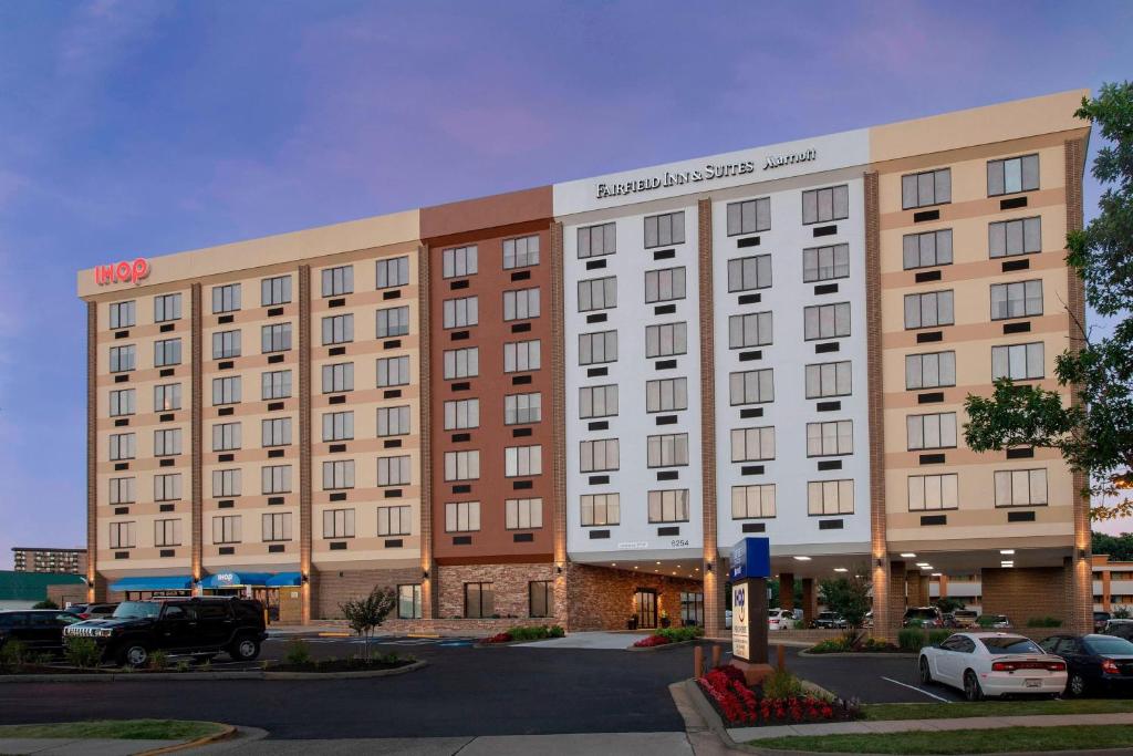 een weergave van de buitenkant van een hotel bij Fairfield Inn & Suites by Marriott Alexandria West/Mark Center in Alexandria