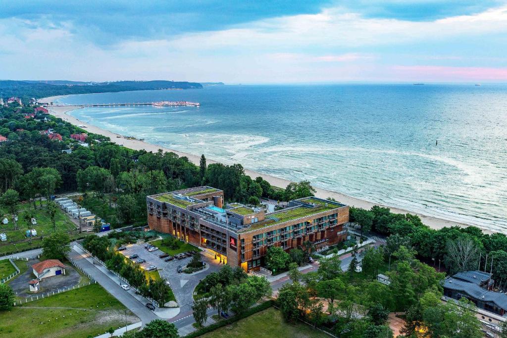 - une vue aérienne sur un bâtiment à côté de la plage dans l'établissement Sopot Marriott Resort & Spa, à Sopot