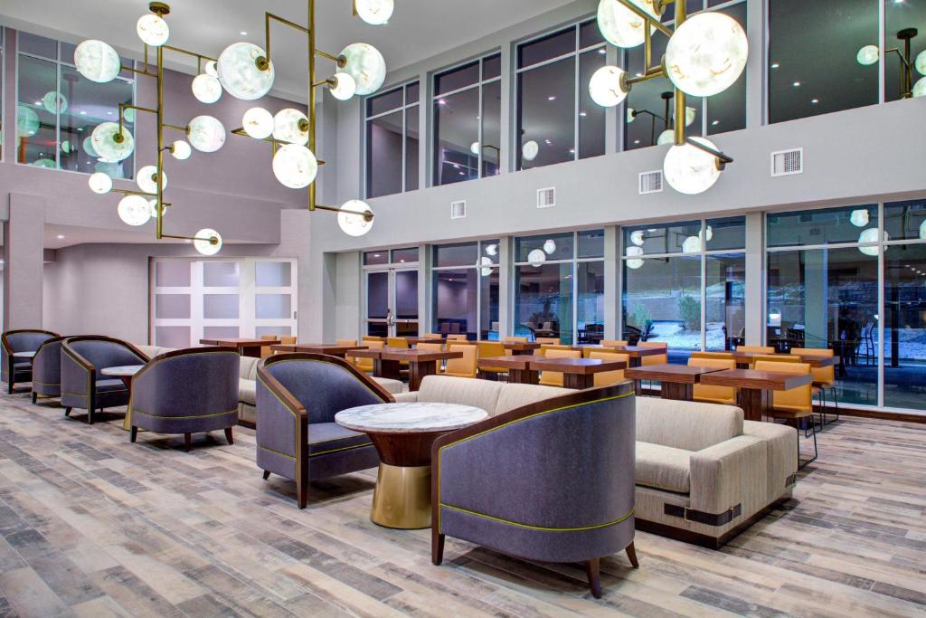 - un hall avec des tables, des chaises et des lustres dans l'établissement Residence Inn by Marriott Boulder Broomfield/Interlocken, à Broomfield