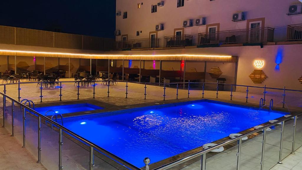 uma grande piscina num edifício à noite em Tamyoz Aparthotel 2 em Hail