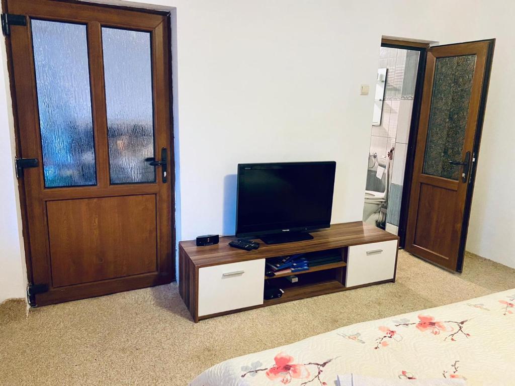 Habitación con TV en un armario con puerta en Apartament 3 Closca, en Floreşti