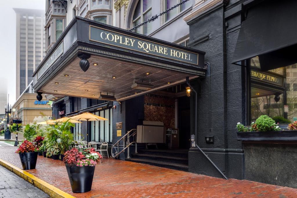 un ristorante con un cartello per un accogliente hotel quadrato di Copley Square Hotel, a FOUND Hotel a Boston