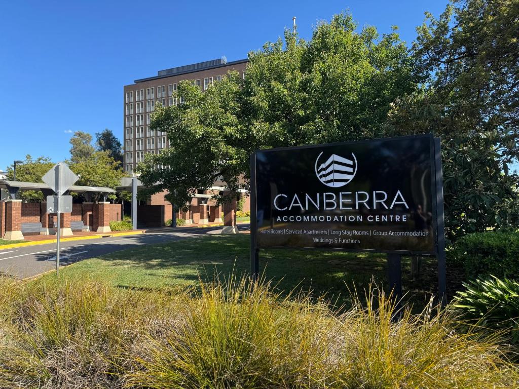 ein Schild für das Wiederaufbauzentrum von Canberra vor einem Gebäude in der Unterkunft Canberra Accommodation Centre in Canberra