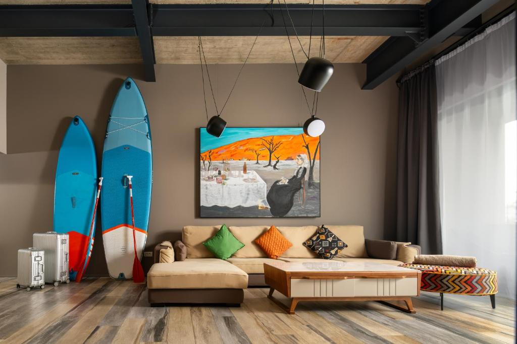 uma sala de estar com um sofá e pranchas de surf em ArtHomes Apartments em Timişoara