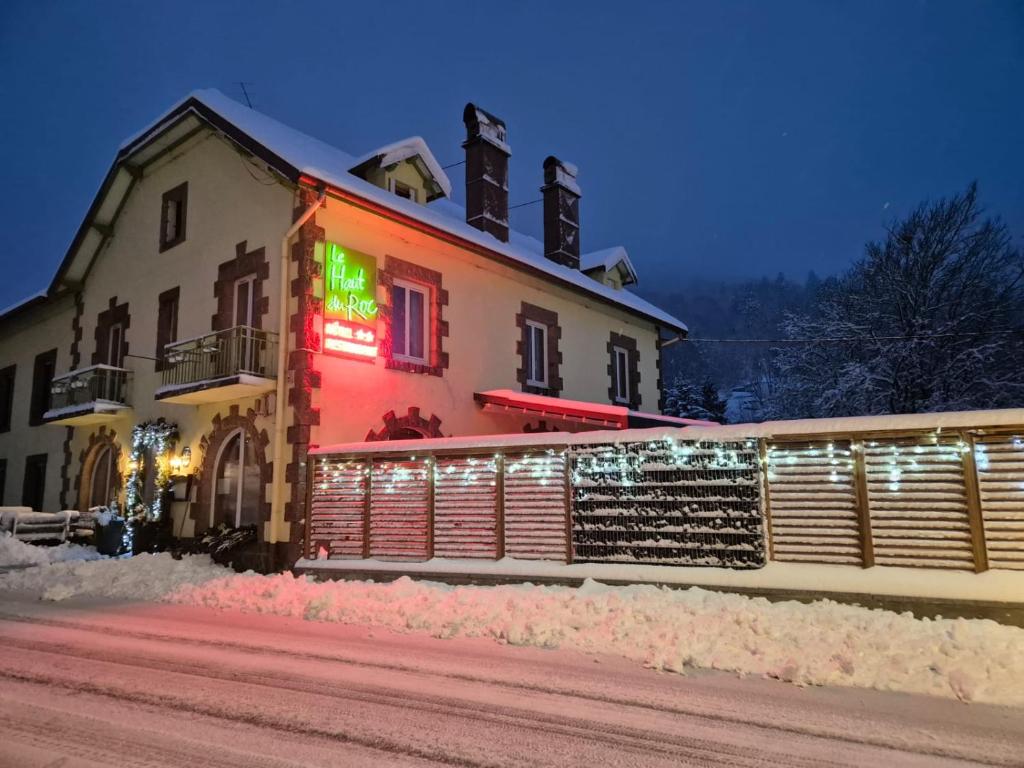 バッス・シュル・ル・リュプトにあるHotel Restaurant Du Haut Du Rocのクリスマス灯が横に付いている建物