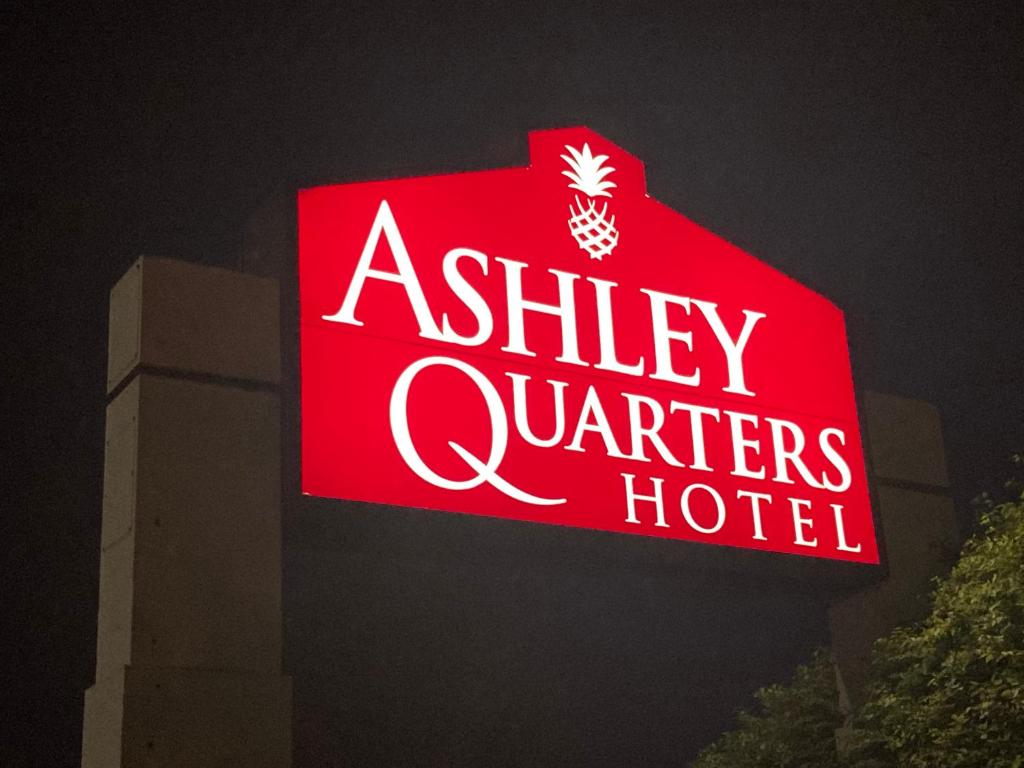 ein rotes Schild, das Ashley Quartier Hotel liest in der Unterkunft Ashley Quarters Hotel in Florence