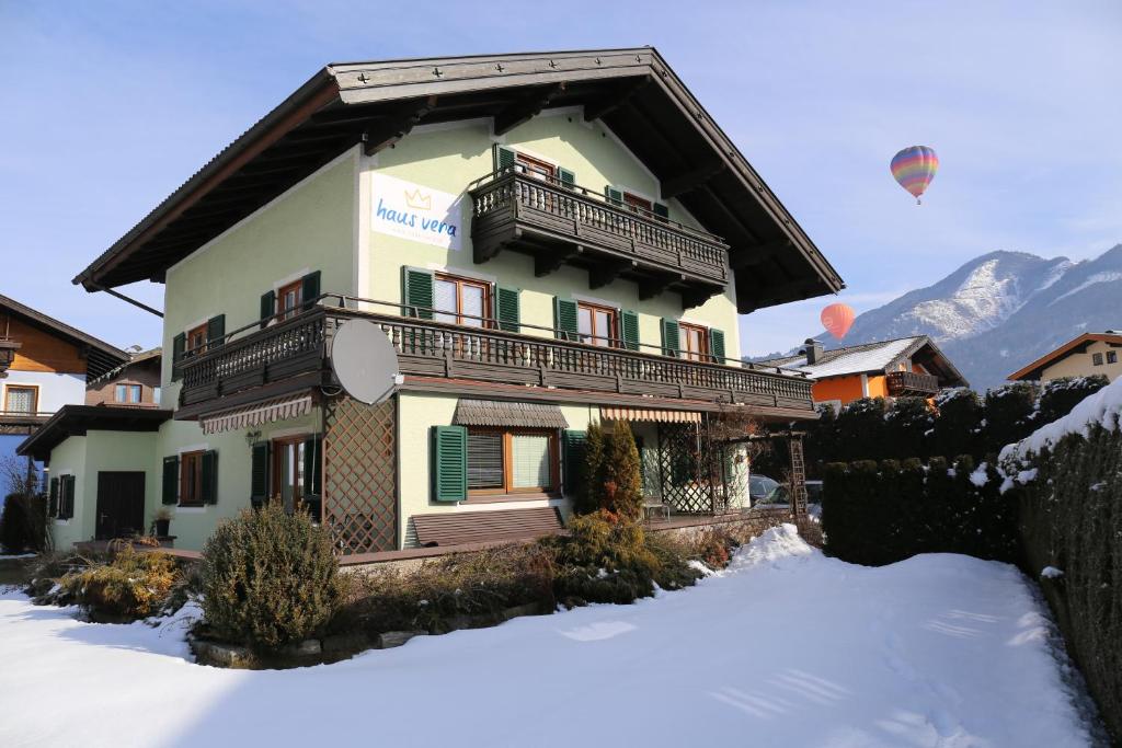 een gebouw met een balkon en een luchtballon in de lucht bij Haus Vera in Zell am See