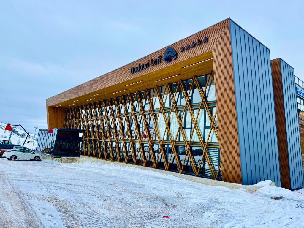 budynek z napisem na śniegu w obiekcie Gudauri Loft Hotel w mieście Gudauri