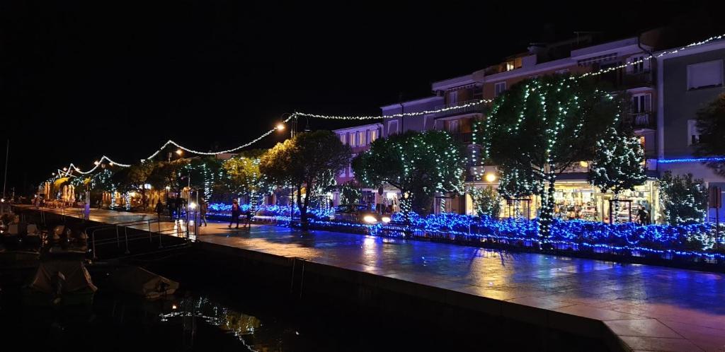 Una ciudad iluminada por la noche con luces de Navidad en Apartments Nautilus, nearby beach Svetilnik, en Izola