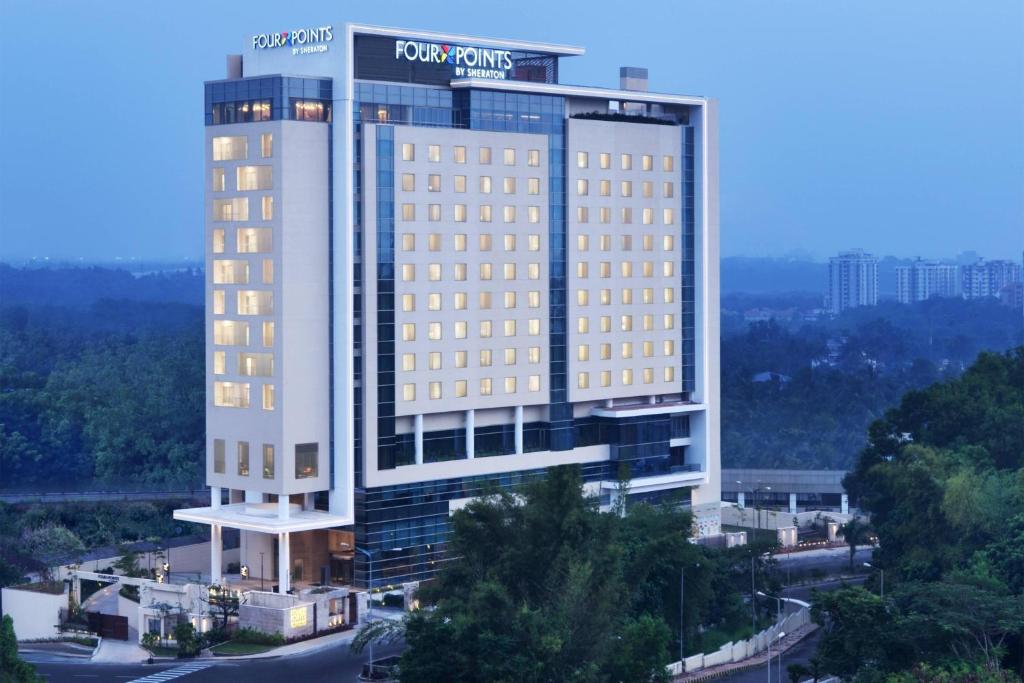 科钦Four Points by Sheraton Kochi Infopark的一座大建筑,上面有标志