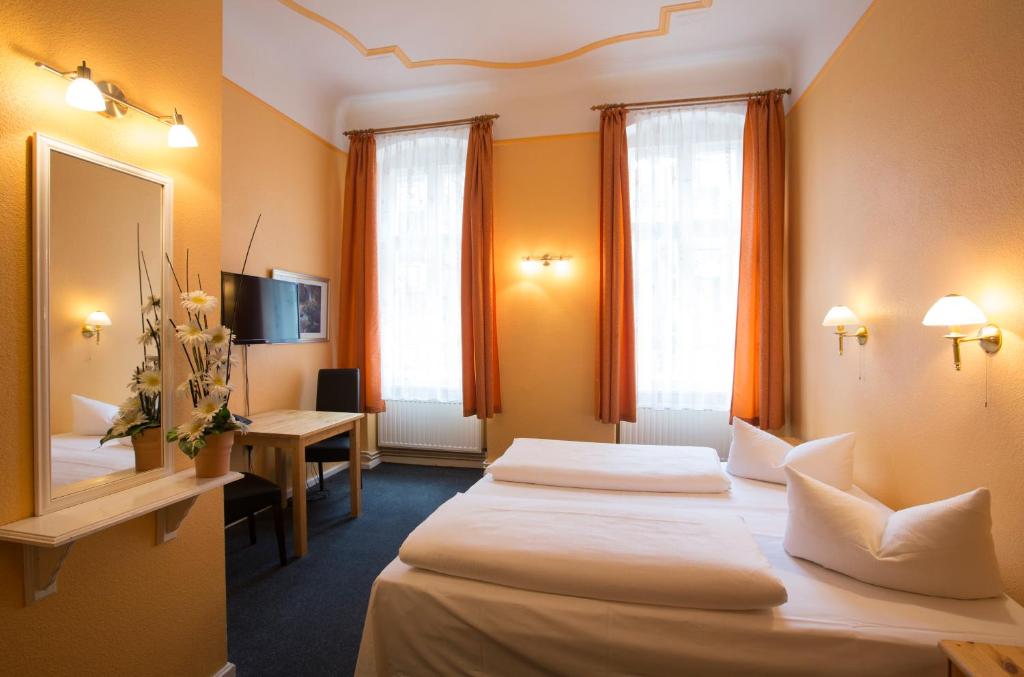 A bed or beds in a room at Hotel am Hermannplatz