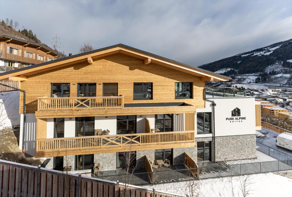 Casa de madera grande con balcón en la parte superior en Pure Alpine Suites, en Schladming