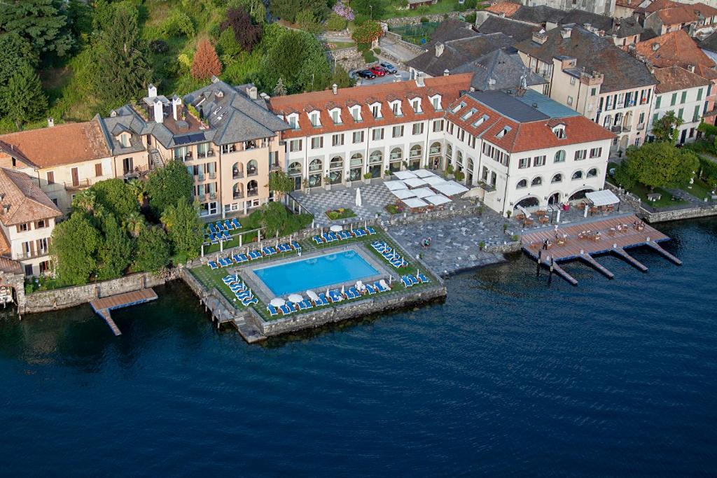 vista aerea di un edificio con piscina in acqua di Hotel San Rocco a Orta San Giulio