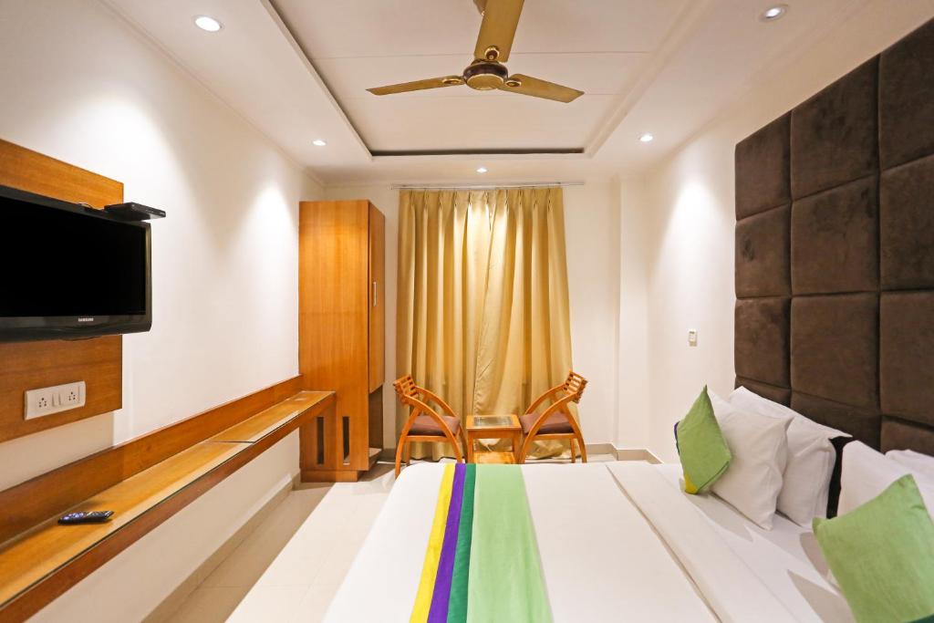 โทรทัศน์และ/หรือระบบความบันเทิงของ Hotel luxury Suites Delhi Airport