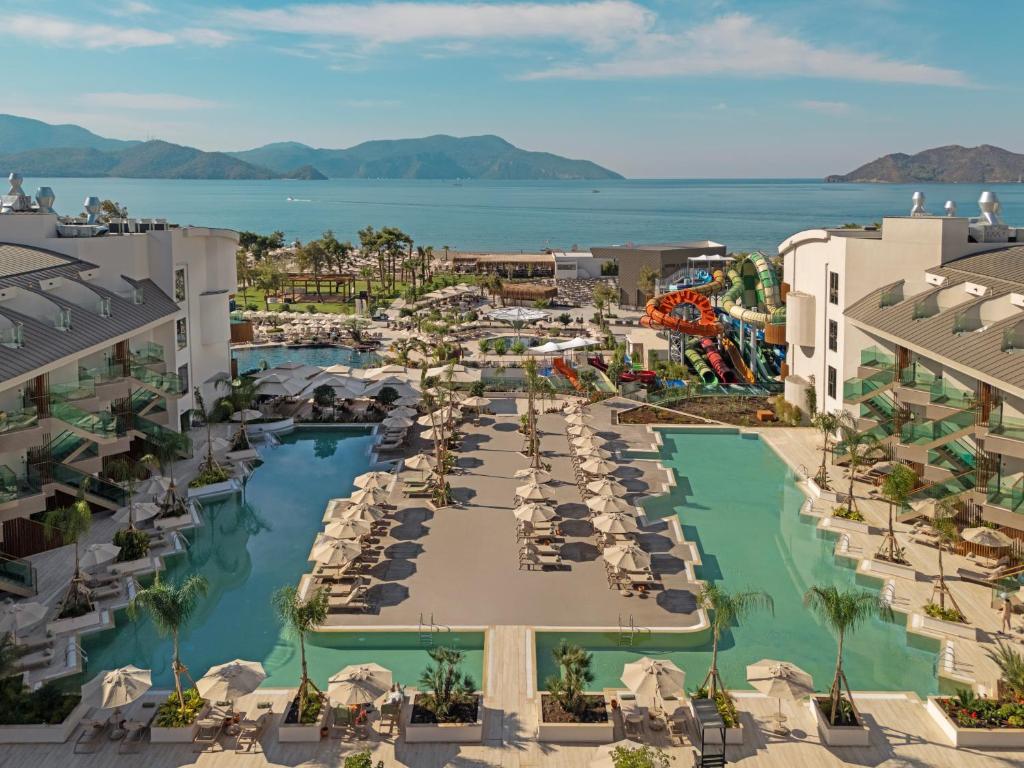 uma vista aérea da piscina no resort em Liberty Signa em Oludeniz