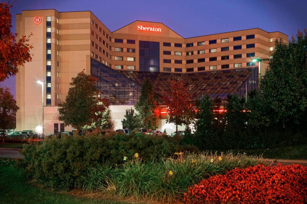 um edifício de hotel com uma placa em cima em Sheraton Detroit Metro Airport em Romulus