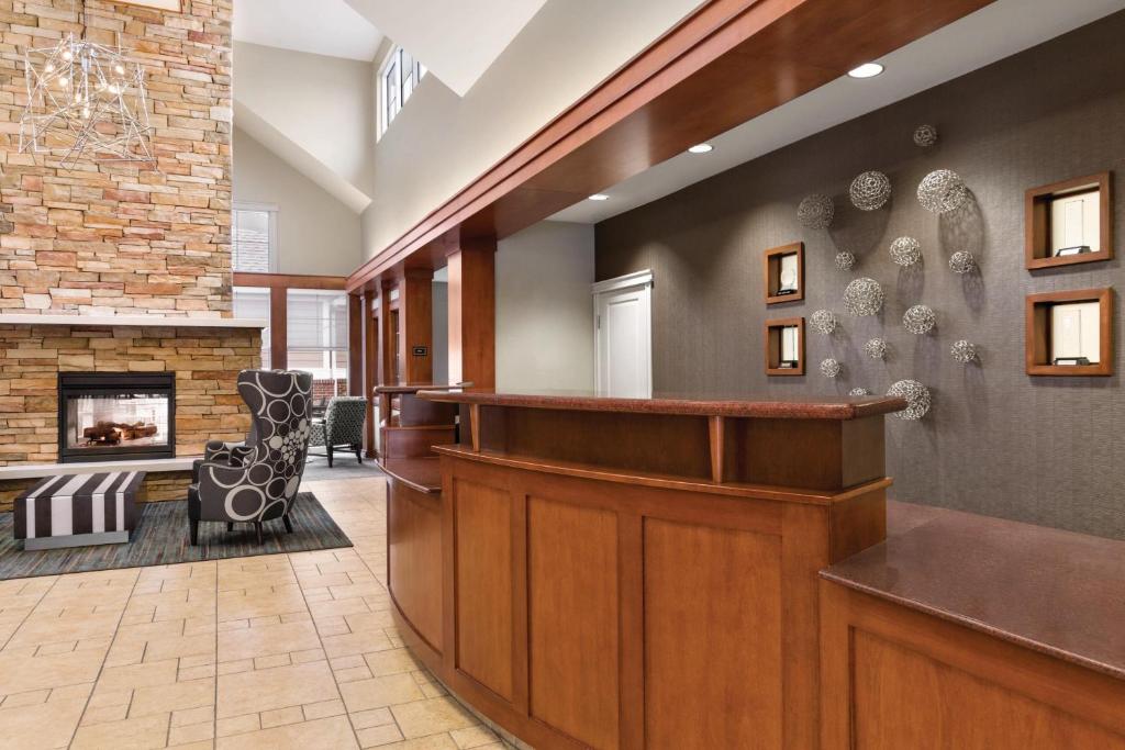 eine Lobby mit einer Bar und einem Kamin in der Unterkunft Residence Inn by Marriott Newport Middletown in Middletown