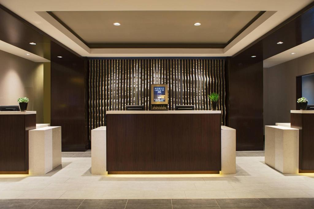 הלובי או אזור הקבלה ב-Calgary Marriott Downtown Hotel