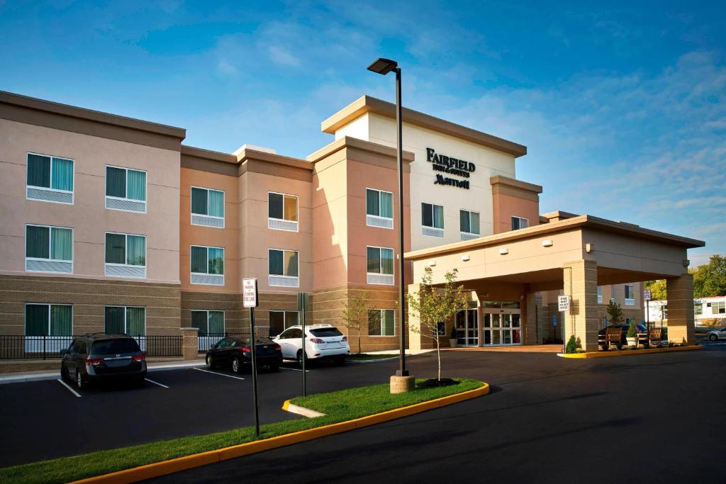 um hotel com carros estacionados num parque de estacionamento em Fairfield Inn & Suites by Marriott Alexandria,Virginia em Alexandria