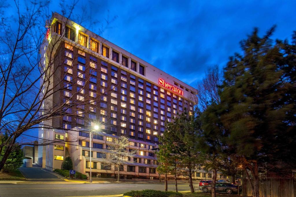 un bâtiment d'hôtel avec un panneau en santa clara dans l'établissement Sheraton Pentagon City, à Arlington