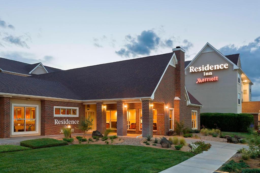 ein Gebäude mit einem Schild für den Gasthof in der Unterkunft Residence Inn by Marriott Amarillo in Amarillo