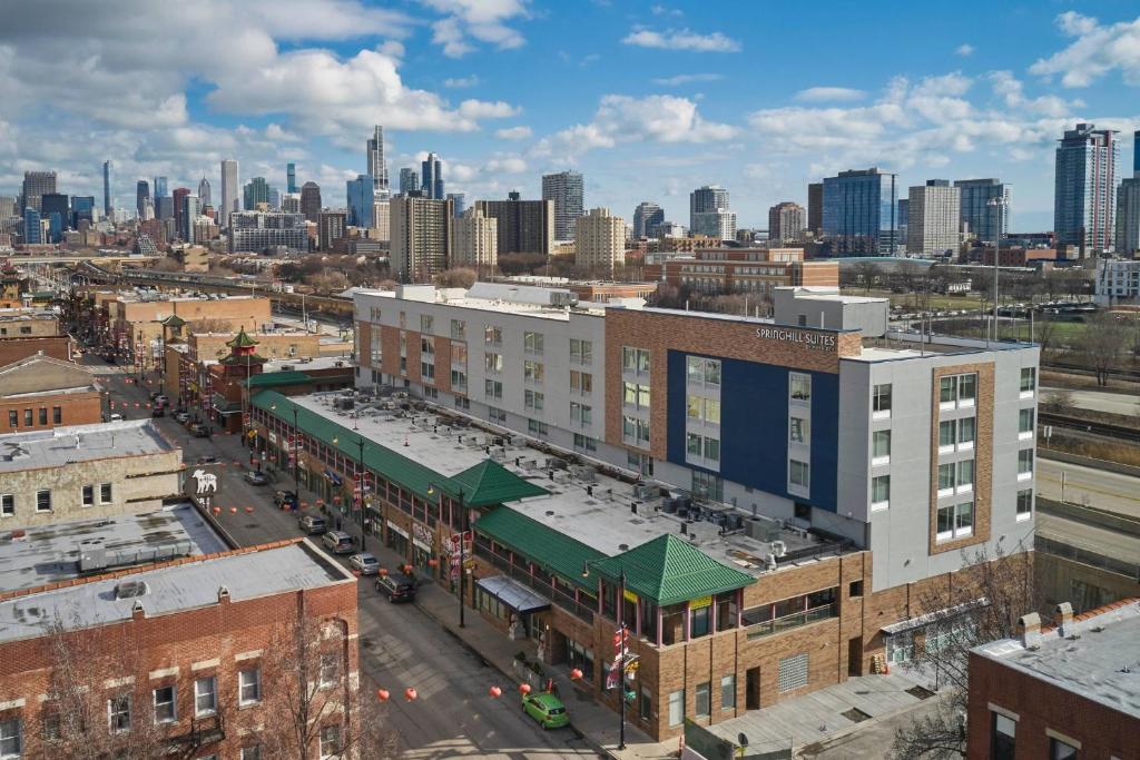 een luchtzicht op een stad met hoge gebouwen bij SpringHill Suites by Marriott Chicago Chinatown in Chicago