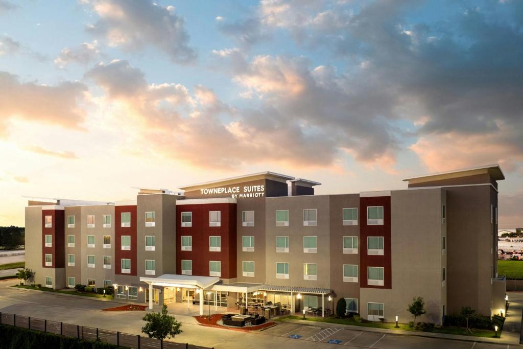 休斯顿TownePlace Suites by Marriott Houston Hobby Airport的建筑的 ⁇ 染