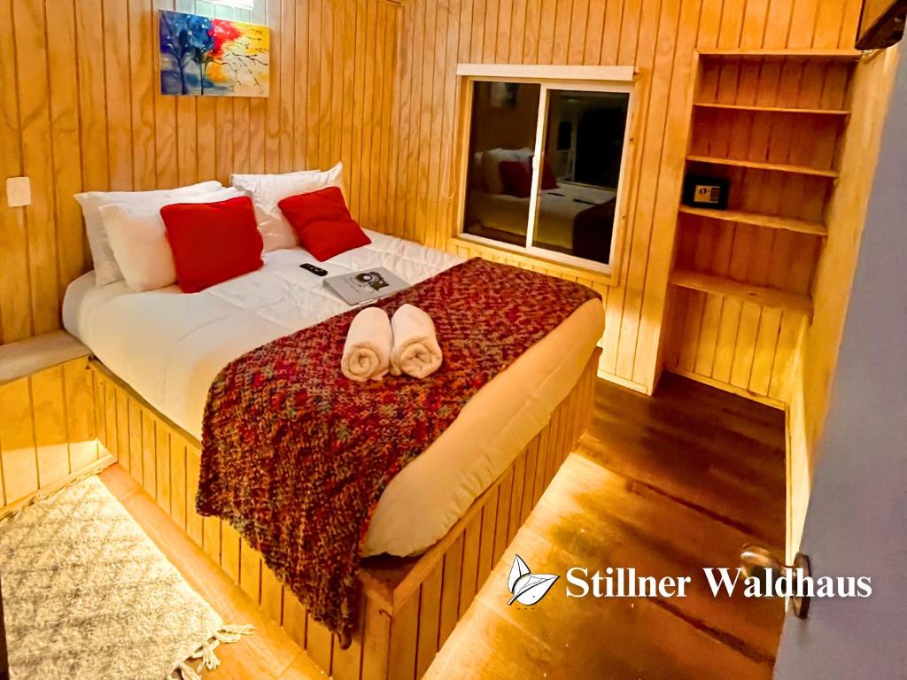 Una cama o camas en una habitación de Stillner Waldhaus